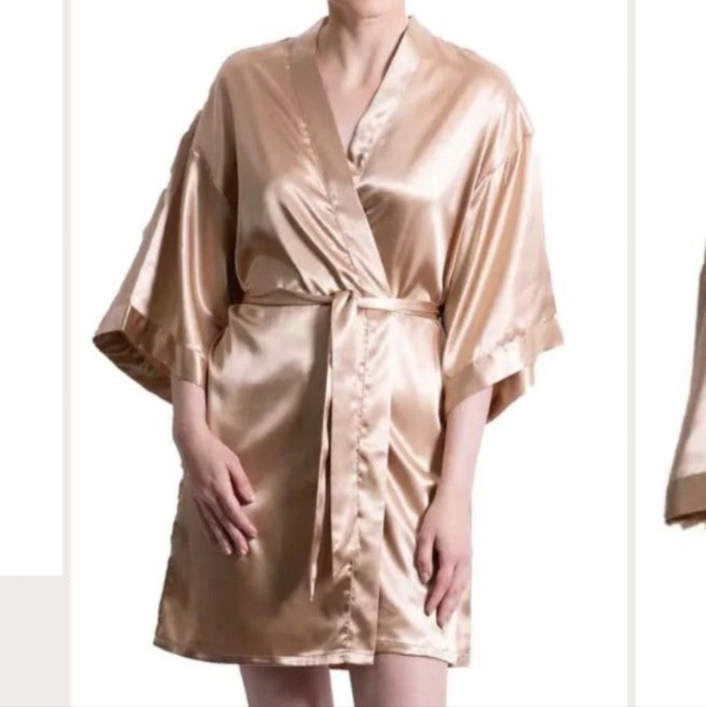 Gold Robe - Picture 4 of 7